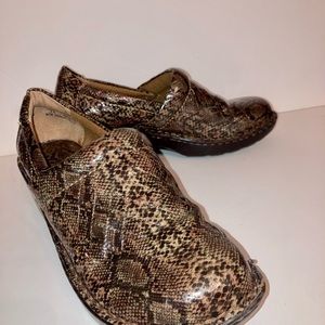 b•o•c Born Concept Embossed clogs NWOT
